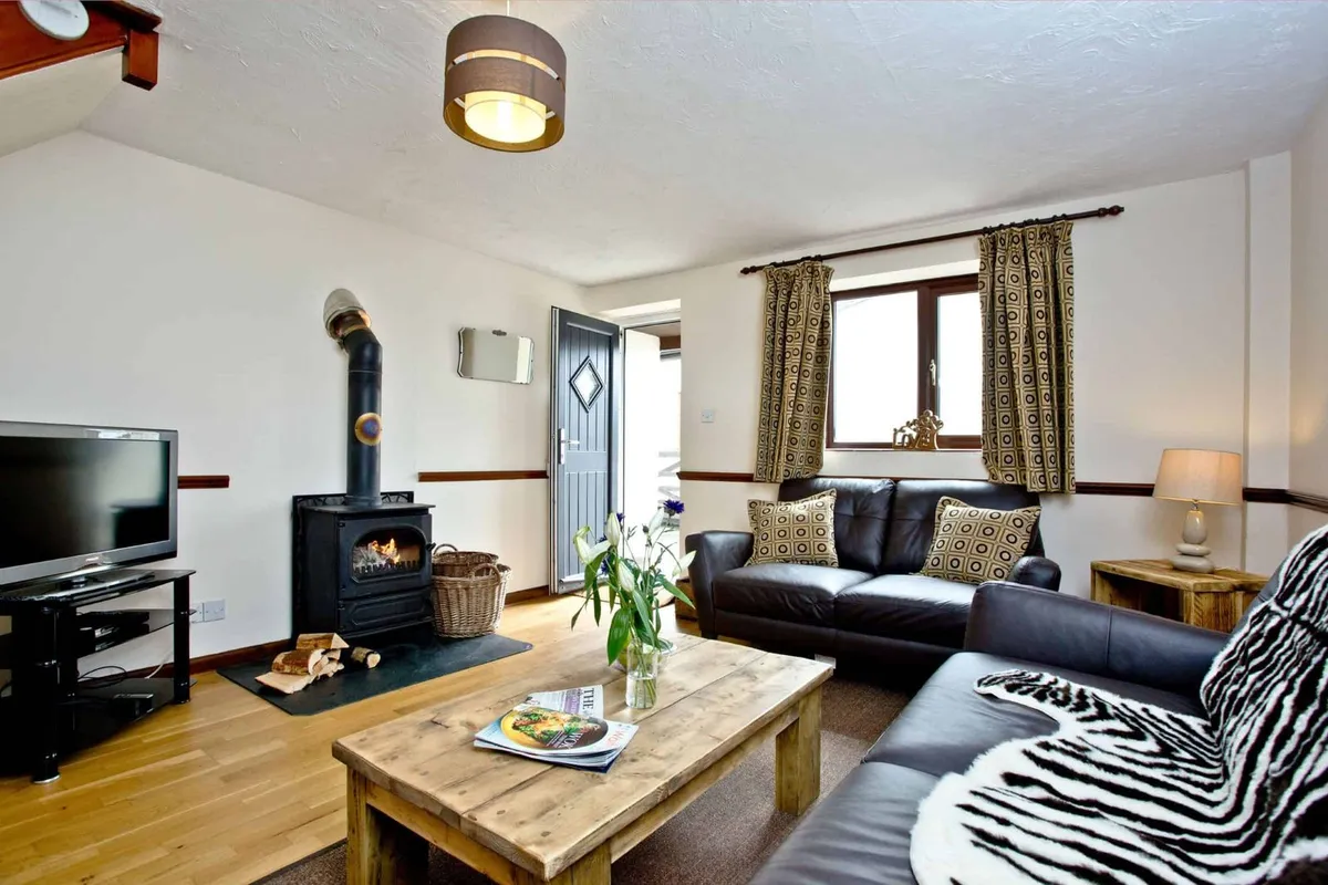 Cranny Cottage, East Thorne photo 2