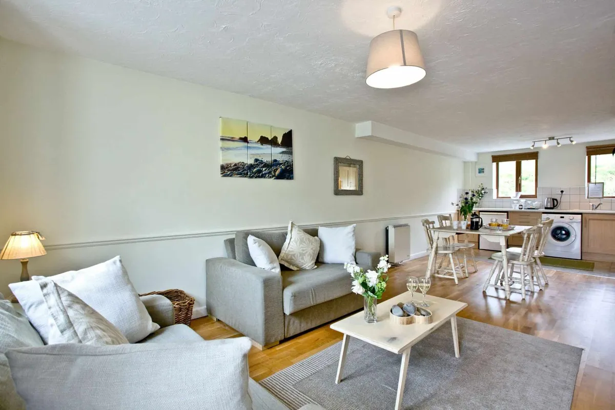 Nobbys Cottage, East Thorne photo 3