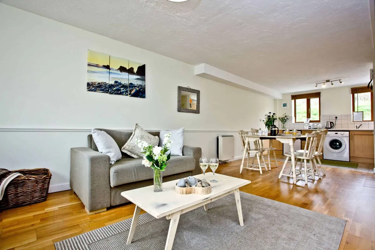 Nobbys Cottage, East Thorne photo 5